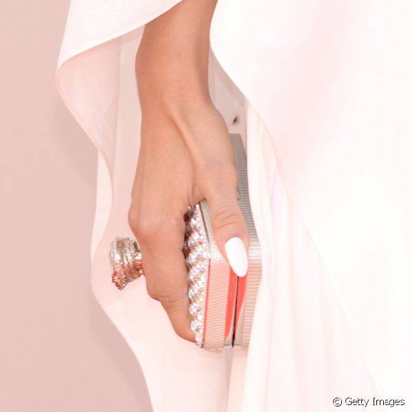 Zendaya optou por um look discreto e elegante, combinando branco nas unhas e na bolsa para prestigiar o American Music Awards 2013